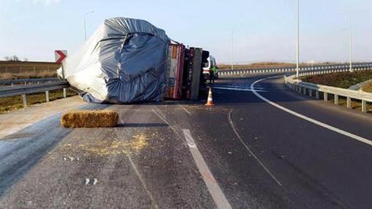 Malkara’da saman yüklü TIR devrildi: 2 yaralı