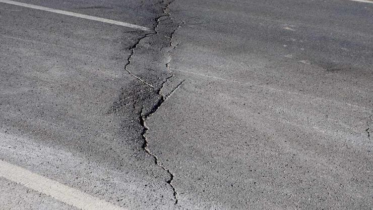 Niğdede 5.3 büyüklüğünde deprem: Aksarayda yollar ve araziler yarıldı