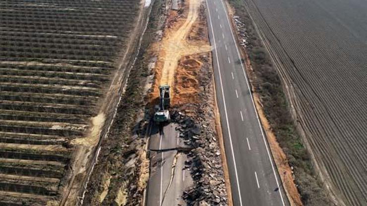 Depremde yarılma ve çökme olan kara yolu onarılıyor; çalışmalar dronla görüntülendi