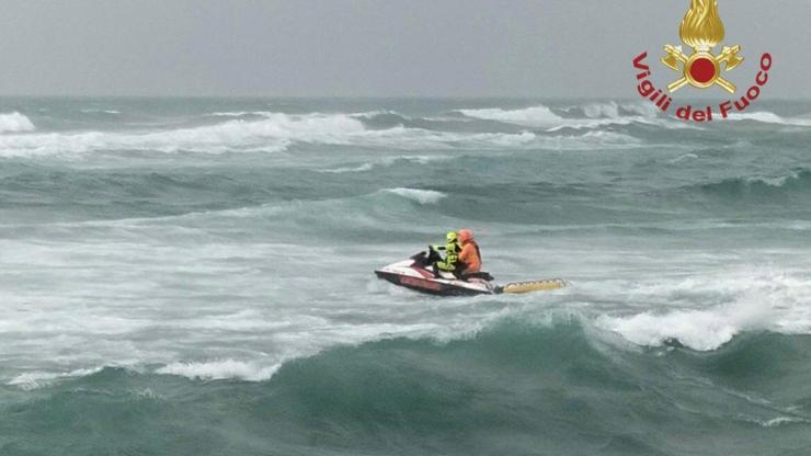 İtalya açıklarında göçmen teknesi battı: Can kaybı 43e yükseldi