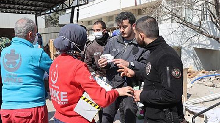 Sağlık Bakanlığı ekiplerinden enkazda çalışanlara maske uyarısı