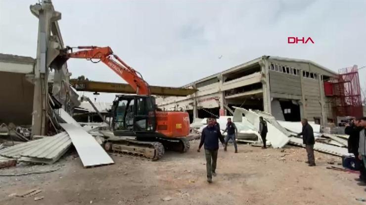 SON DAKİKA: Depremde hasar gören fabrika çöktü: Ölü ve yaralılar var