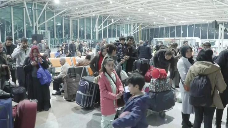 CNN TÜRK Hatay Havalimanındaki göçü görüntüledi
