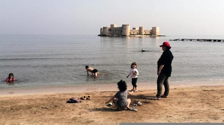 Mersinde konaklayan depremzede ailelerin çocukları sahilde oynuyor
