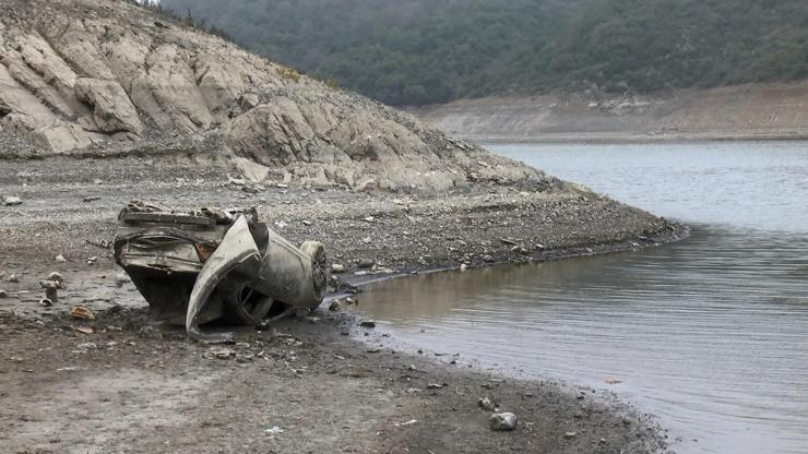 Alibeyköy Barajında su çekilince otomobil ortaya çıktı
