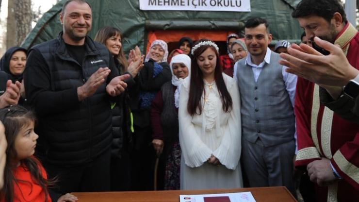 Çadır kentte ilk nikah: İnsanlara umut olsun diye evlendiler