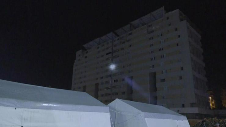 Afetzedeler tehlike altında O çadırlar ikiye ayrılan binanın önünde
