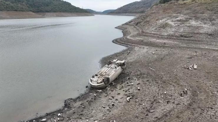 İstanbuldaki barajlar kuruyor Alibey Barajında su çekildi, otomobil ortaya çıktı