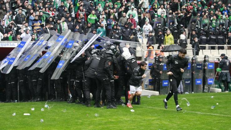 Bursaspor-Amedspor maçında futbolcular kavga etti Tribünler sahaya yabancı madde yağdırdı