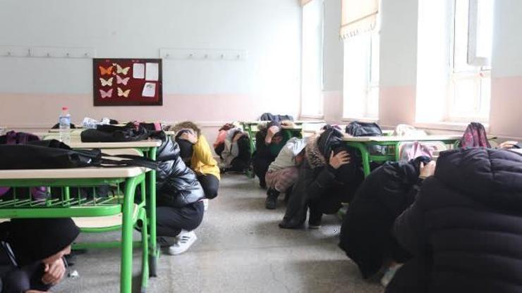 Midyatta okulda Çök- Kapan- Tutun deprem anı tatbikatı