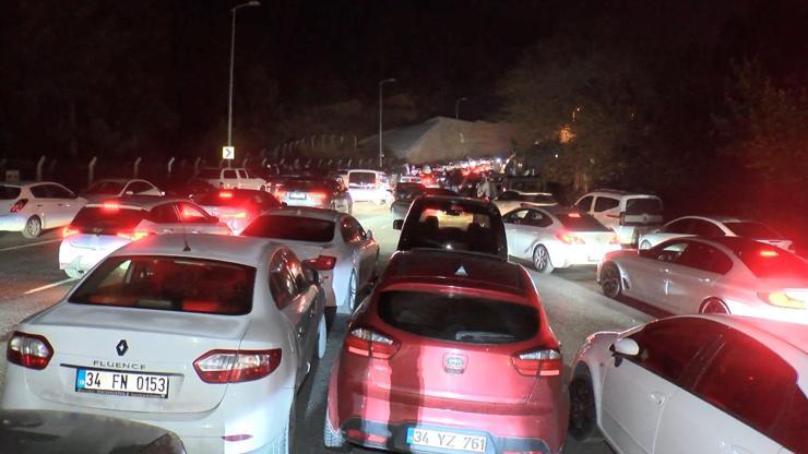 Araçlar uzun kuyruklar oluşturdu Kandil yoğunluğu: İstanbullular akın etti