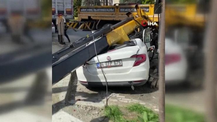 Vinç park halindeki aracın üzerine devrildi