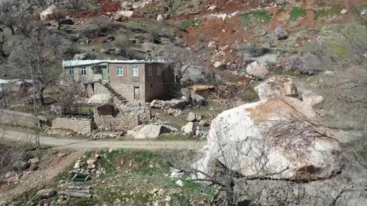 Dev kayalar depremde köye yuvarlandı