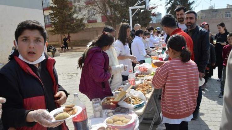 Mardin’de öğrenciler depremzedeler yararına kermes düzenledi