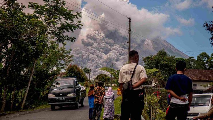 Endonezya’da Merapi Yanardağı faaliyete geçti