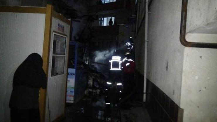 Sigara izmariti atık kumaşları yaktı