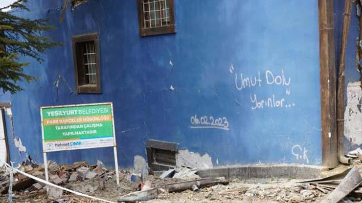 Depremin vurduğu Malatyada duygulandıran duvar yazıları