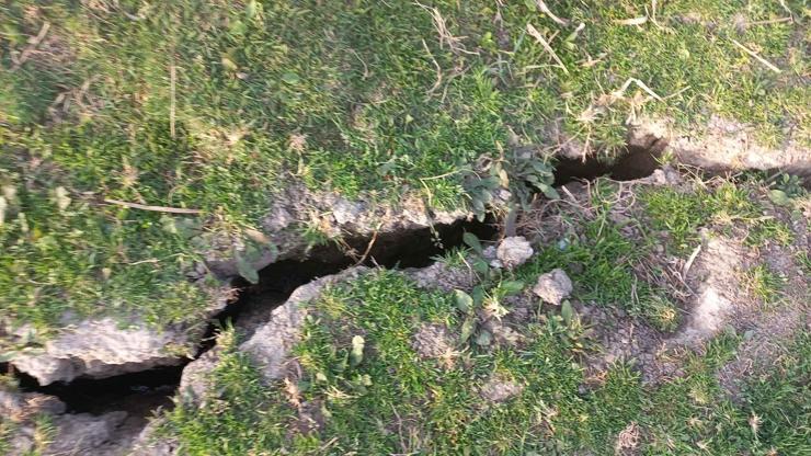 Ceyhan Nehri kıyısında deprem sonrası oluşan büyük yarıklar görüntülendi