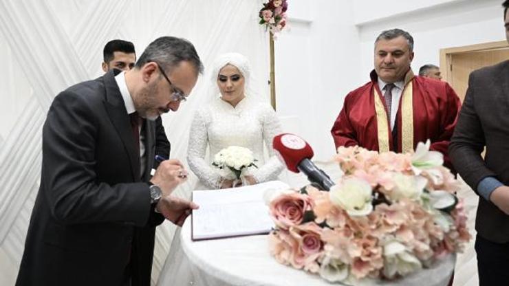 Bakan Kasapoğlu, depremzede çiftin nikah şahidi oldu
