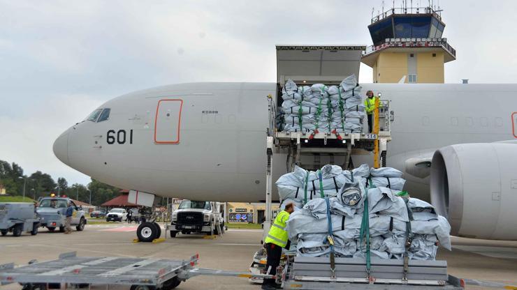 Japonyadan gönderilen yardım uçağı Adanaya iniş yaptı