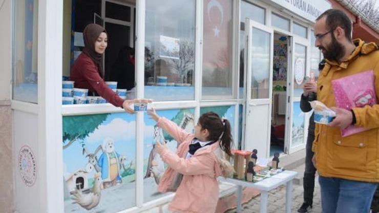 Anaokulunda öğrenci ve velilere ekmek ve hoşaf ikramı