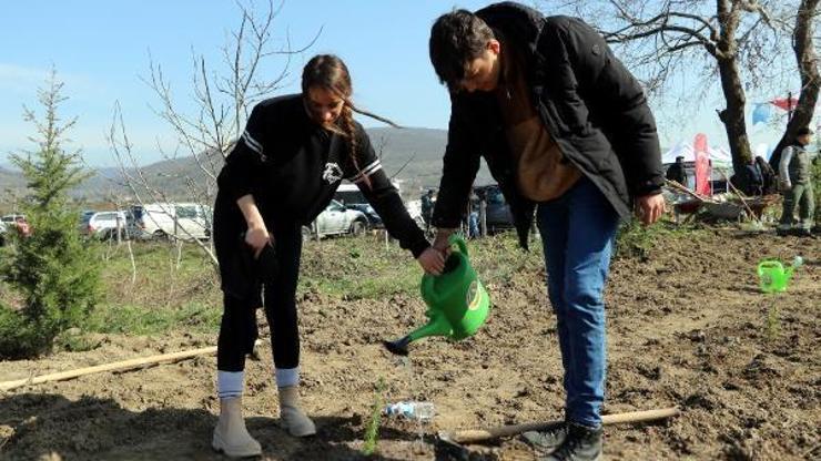 Depremzede aileler fidanları toprakla buluşturdu