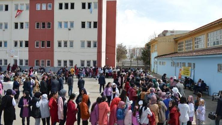 Mardinli öğrencilerden depremzedeler yararına kermes