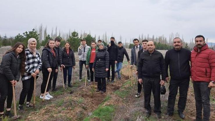 Öğrenciler depremde ölenler anısına fidan dikti