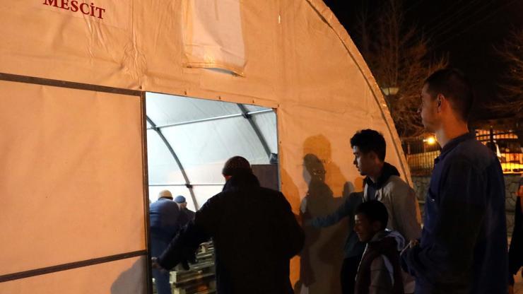 Depremin vurduğu Gaziantepte, çadırda ilk teravih