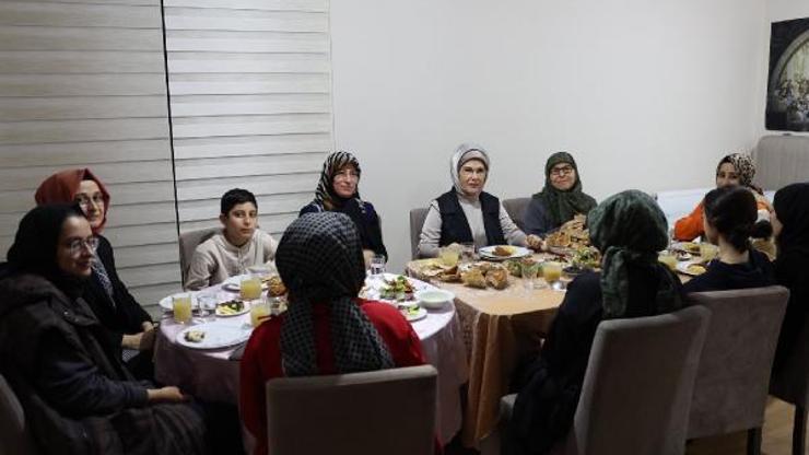 Emine Erdoğan depremzede aile ile iftar yaptı Mete Gazozdan depremzedeye sürpriz