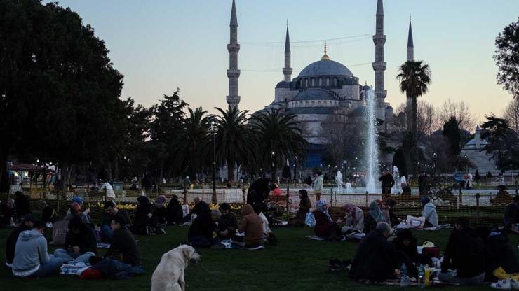 Sultanahmet Meydanında Ramazan kalabalığı