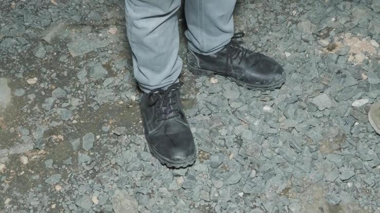 Paha biçilemez ayakkabı Depremde ayakkabısını veren polisi bulmaya çalışıyor