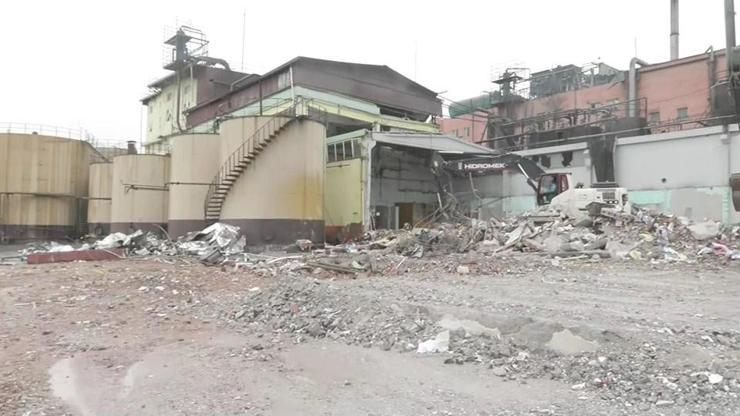 Nurdağındaki ağır hasarlı yağ fabrikası yıkılıyor