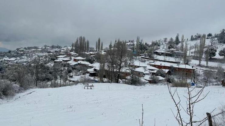 Turgutluda kar yağışı etkili oldu; Dağmarmarada eğitime 1 gün ara