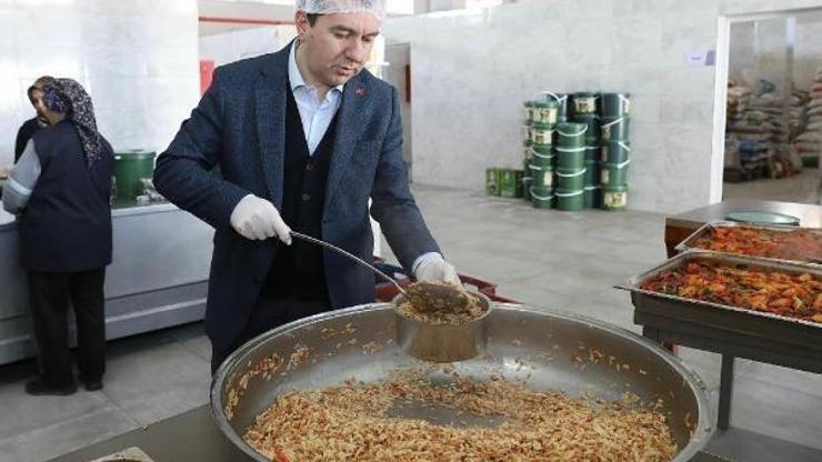 Bergama Belediyesi Aşevinden her gün 800 kişiye sıcak yemek