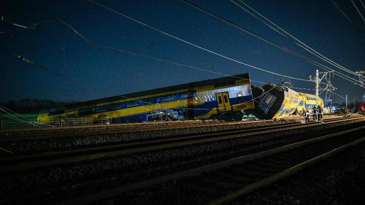 Hollanda’da yolcu treni, iş makinesine çarparak raydan çıktı: 1 ölü, 30 yaralı