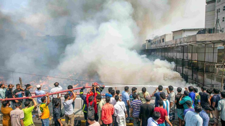 Bangladeş’te çarşıda büyük yangın: Yüzlerce itfaiyeci seferber oldu