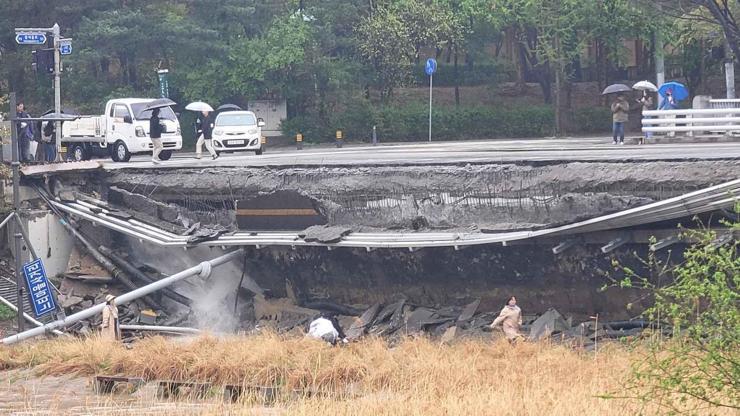 Güney Korede köprü çöktü: 1 ölü, 1 yaralı
