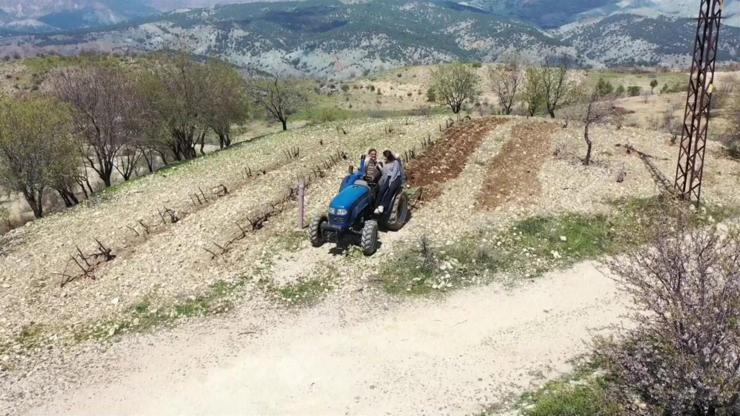 Çiftçiler günler sonra tarlalarında Depremin etkisinden üreterek çıkıyorlar