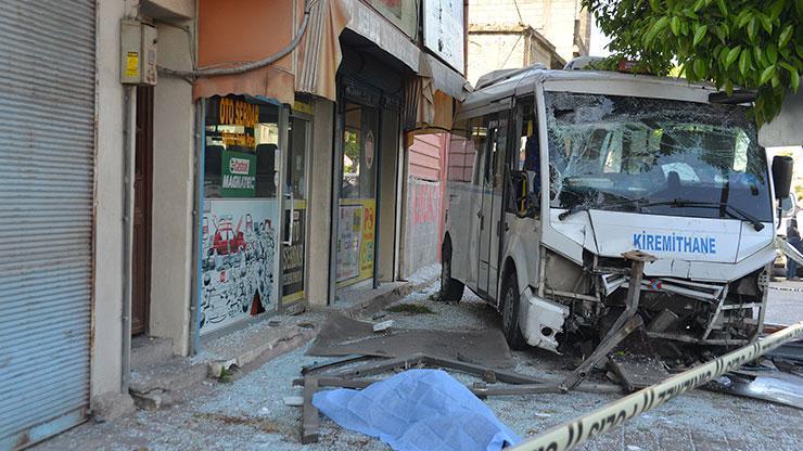 Adana'da dolmuş, otobüs durağına daldı; 1 ölü, 7 yaralı Adana'da dolmuş, otobüs durağına daldı; 1 ölü, 7 yaralı