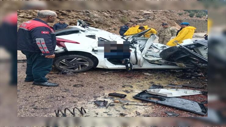 SON DAKİKA: Adanada otomobilin üzerine kayalar düştü Araçtaki 4 öğretmen hayatını kaybetti