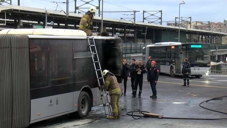 Kadıköy’de metrobüs yangını