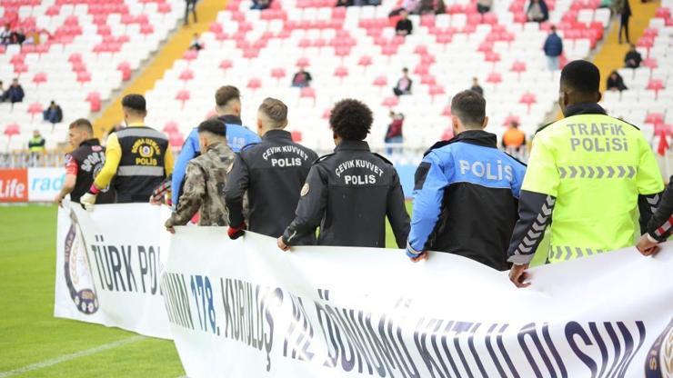 Sivasspor'da futbolcular maça polis kıyafetiyle çıktı