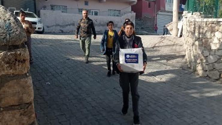Mardin’de ortaokul öğrencileri gıda kolisi dağıttı