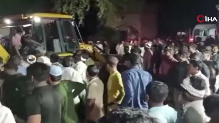 Hindistan’da tapınağın üzerine ağaç devrildi: 7 ölü, 30 yaralı
