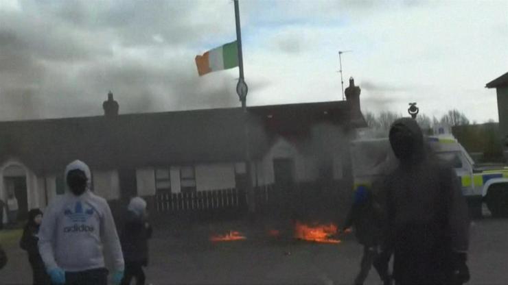 Kuzey İrlanda’da polis aracına molotoflu saldırı