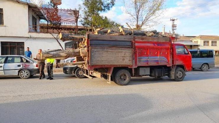 Ağaç yüklü kamyon ile otomobil çarpıştığı kazada şans eseri yaralanan olmadı