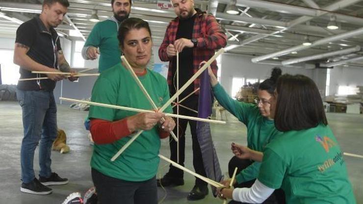 Gönüllülerden depremzede çocuklara uçurtma ve bisiklet seferberliği