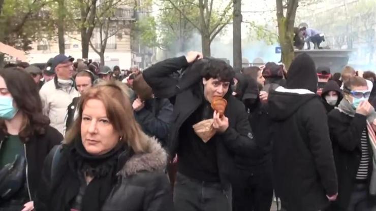 Sosyal medya fenomeninin zor anları: Protestolar sürerken Paris’te kruvasan denedi