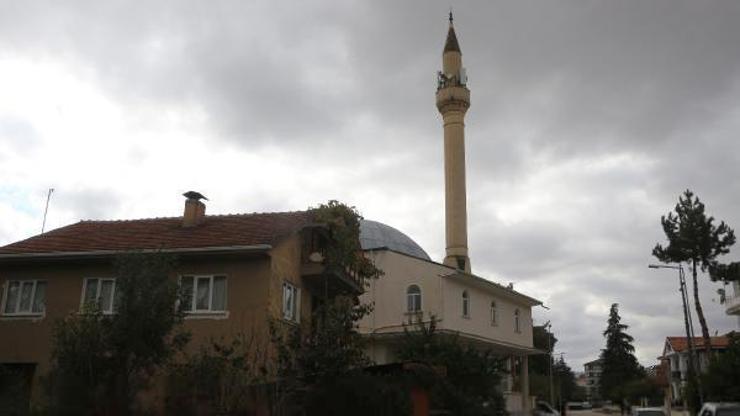 Cami minaresinde ki baz istasyonları dikkat çekiyor